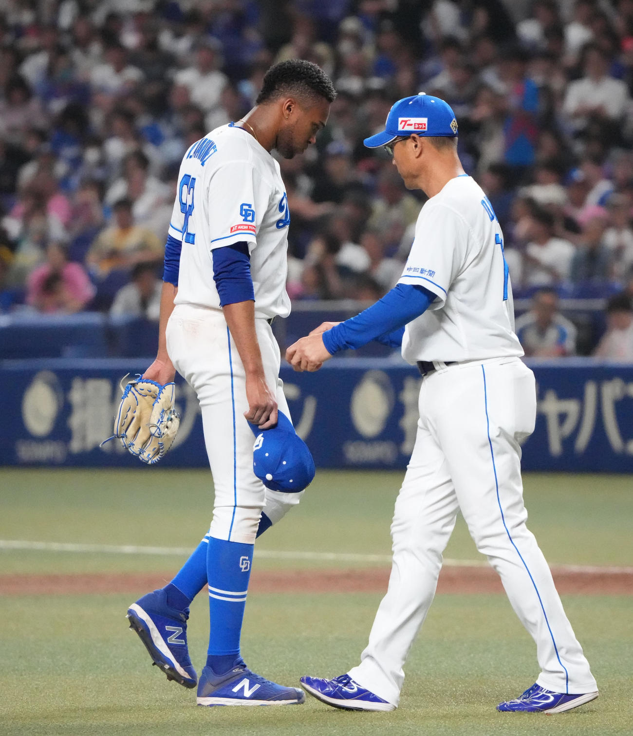中日対ヤクルト　10回表ヤクルト2死一、三塁、マウンドを降りるマルティネス（左）（撮影・森本幸一）