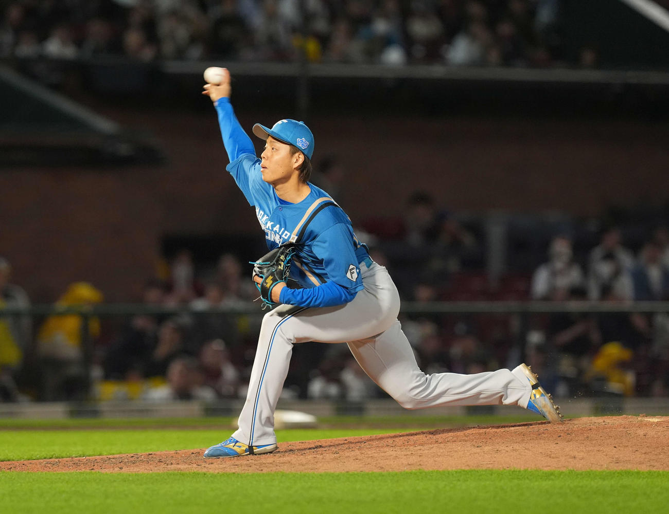 楽天対日本ハム　力投する日本ハム杉浦（撮影・井上学）