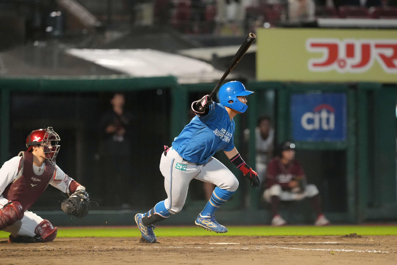 楽天対日本ハム　9回表日本ハム2死満塁、2点適時打を放つ細川（撮影・井上学）