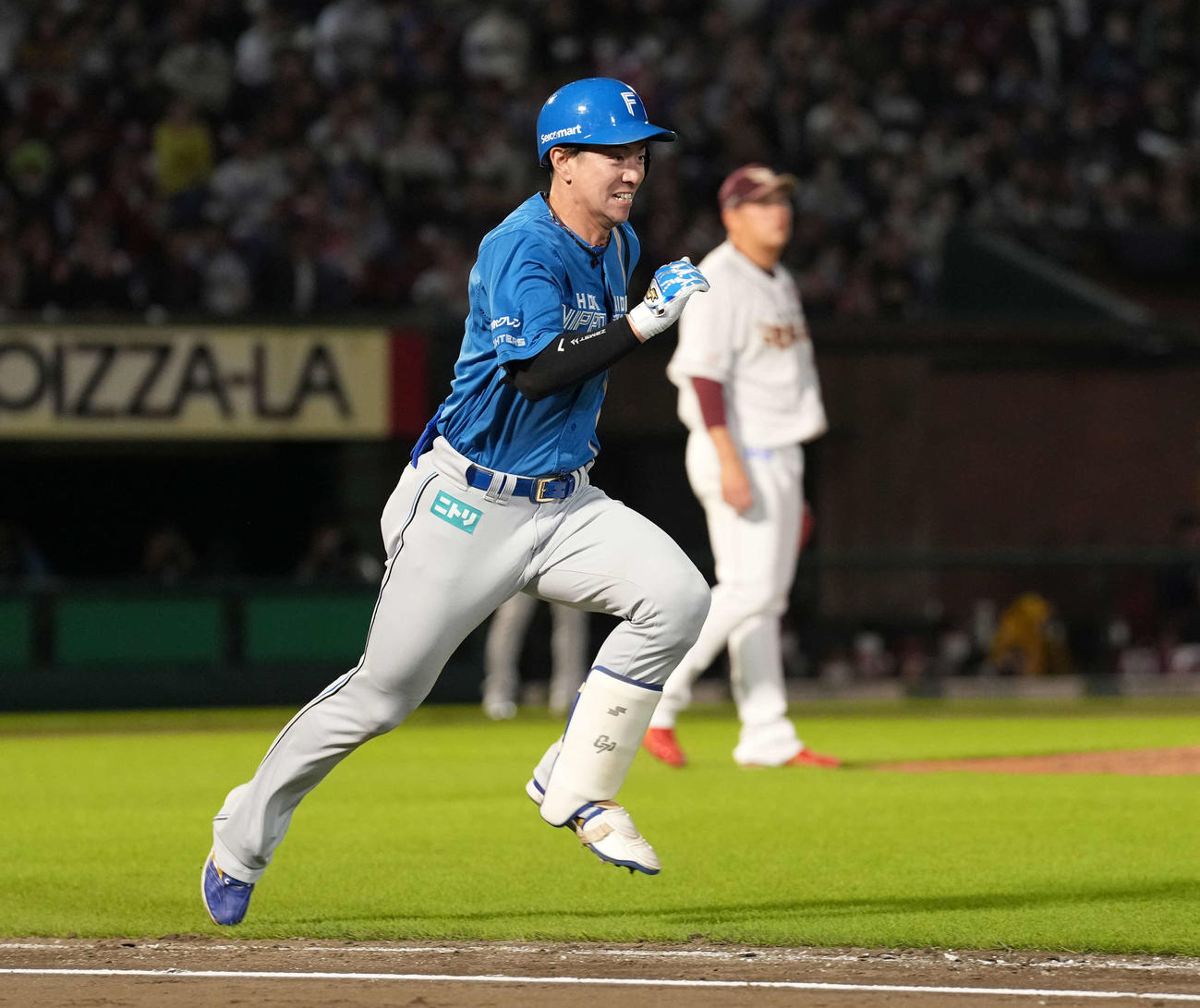 楽天対日本ハム　10回表日本ハム2死三塁、適時打を放つ松本剛（撮影・井上学）