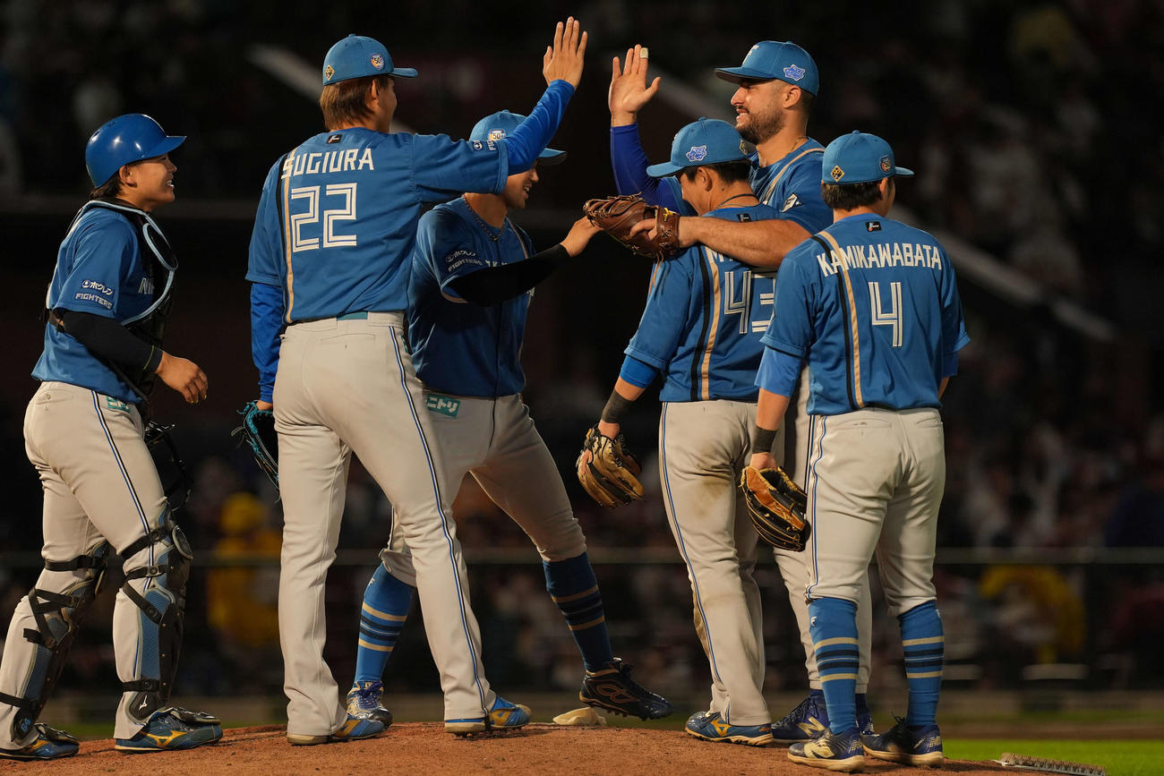 楽天対日本ハム　勝利に沸く日本ハムナイン（撮影・井上学）