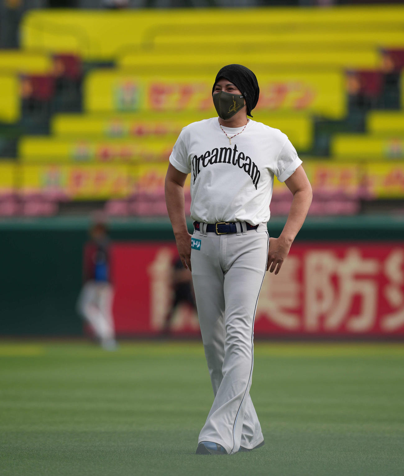 楽天対日本ハム　試合前の練習にTシャツ姿で現れた日本ハム新庄監督（撮影・井上学）