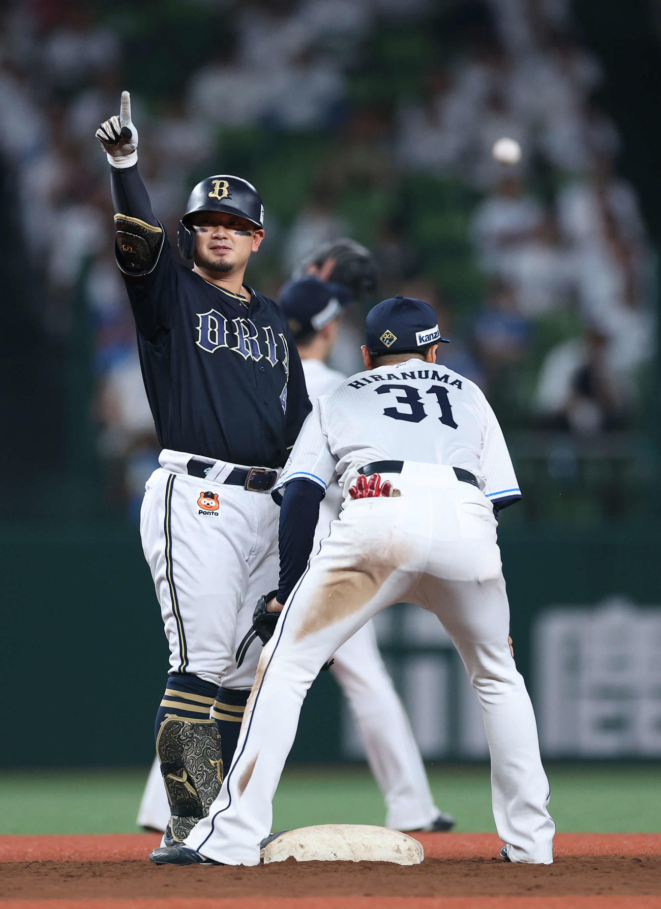 西武対オリックス　9回表オリックス1死一、二塁、左翼線に2点適時二塁打を放ち、ベンチに向かいポーズを決める森（左）（撮影・河田真司）