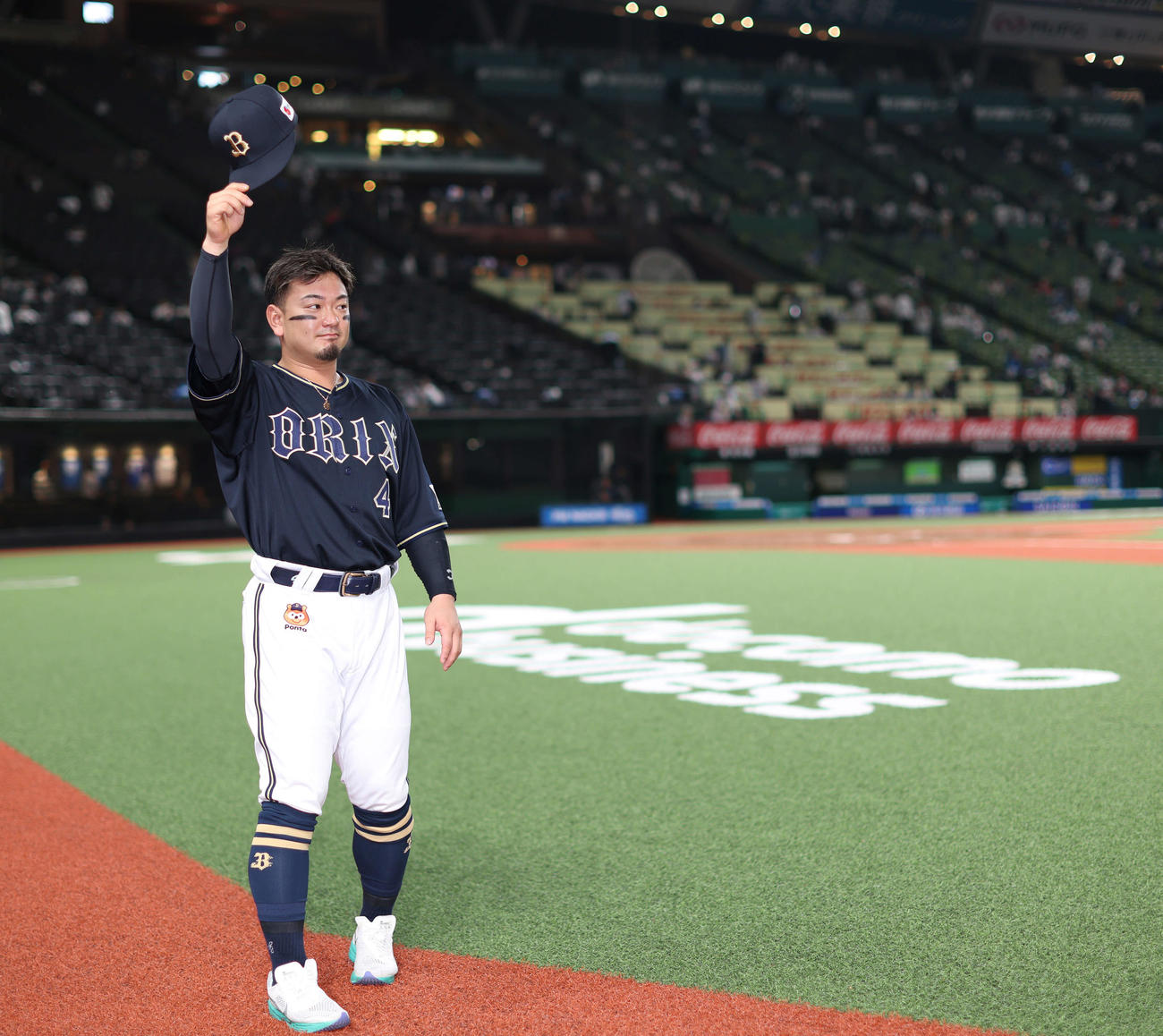 西武対オリックス　西武に勝利し、観客の声援に応えながら引き揚げる森（撮影・河田真司）