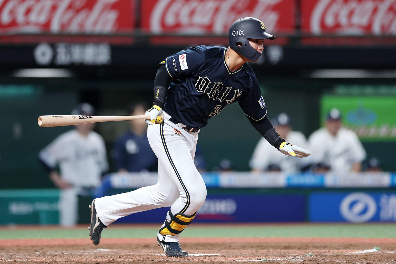 西武対オリックス　4回表オリックス1死、一塁内野安打を放つ横山聖（撮影・河田真司）