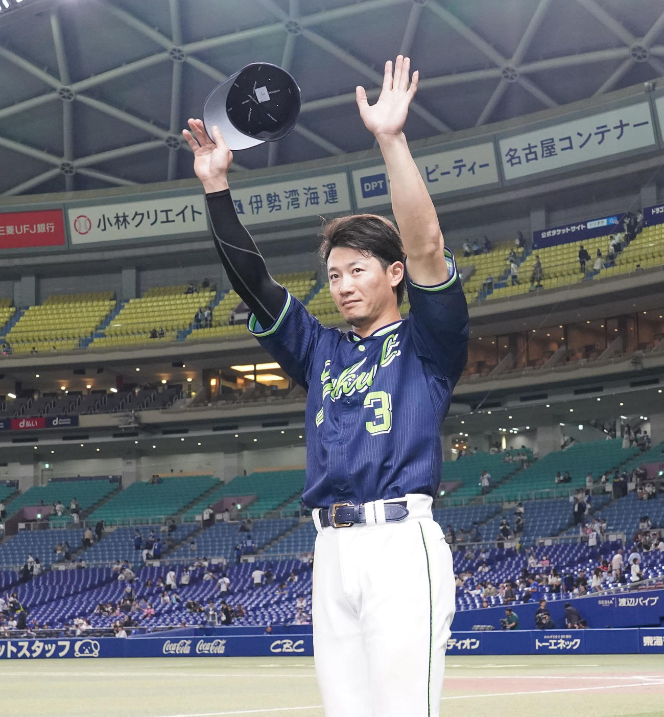 中日対ヤクルト　試合終了、ファンの声援に応える西川（撮影・森本幸一）