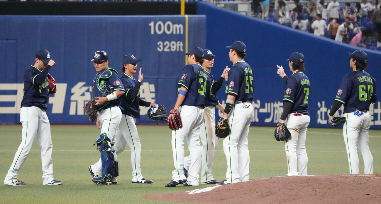 中日対ヤクルト　試合終了、中日に勝利しタッチを交わすヤクルトナイン（撮影・森本幸一）