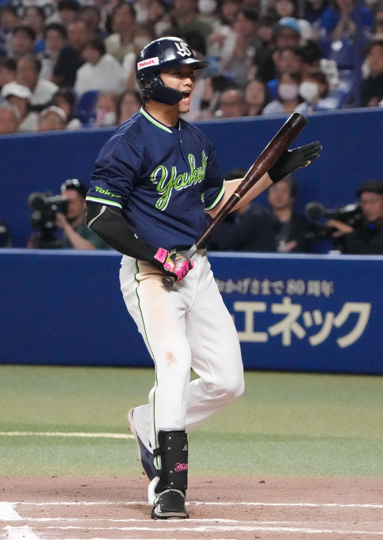中日対ヤクルト　10回表ヤクルト2死満塁、押し出し四球で出塁する西川（撮影・森本幸一）