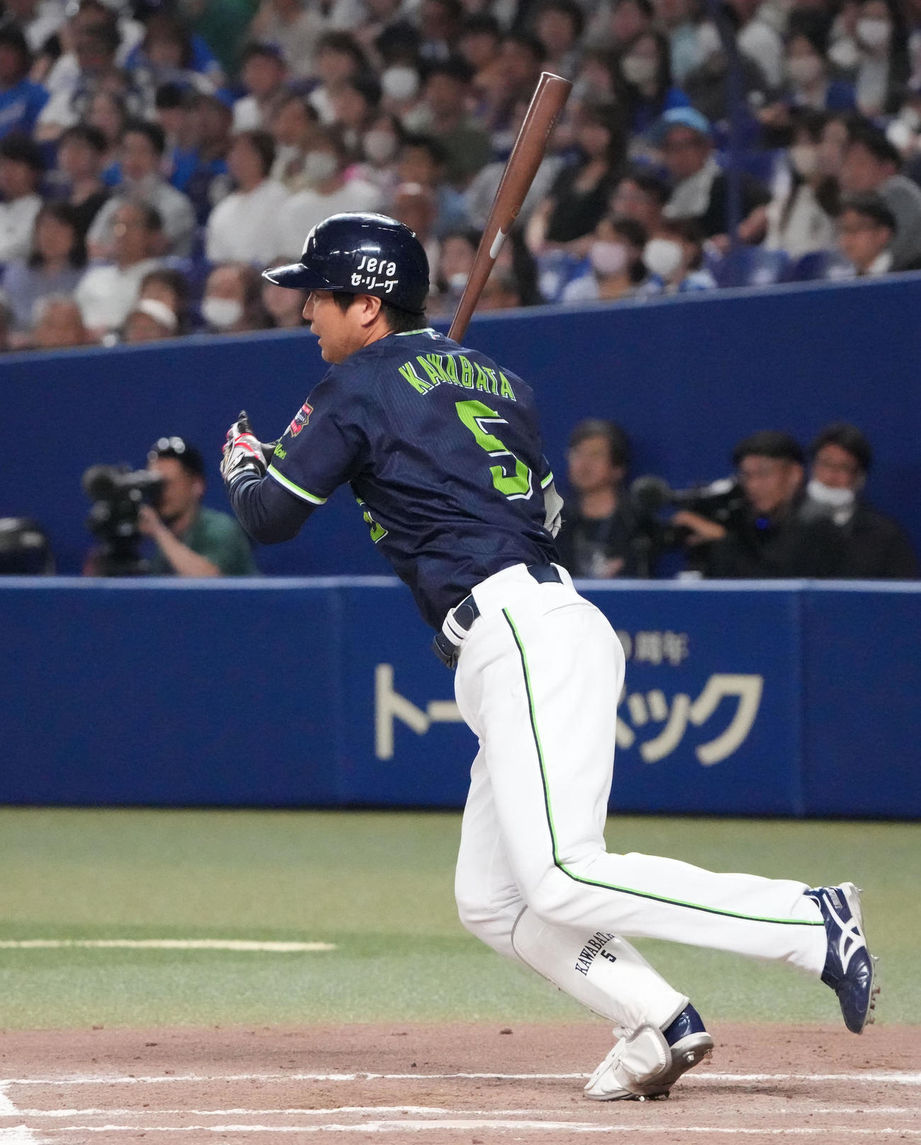中日対ヤクルト　10回表ヤクルト2死満塁、二塁適時打を放つ川端（撮影・森本幸一）