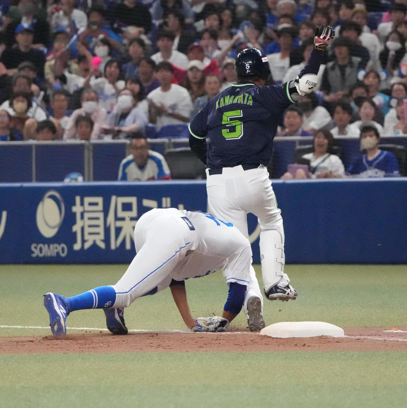 中日対ヤクルト　10回表ヤクルト2死満塁、二塁適時打を放ち一塁ベースカバーのマルティネスと接触する川端（右）（撮影・森本幸一）