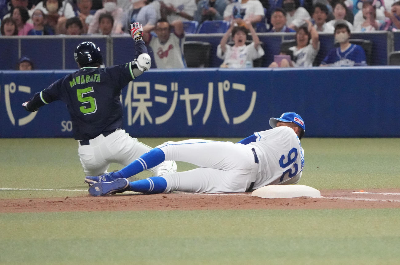 中日対ヤクルト　10回表ヤクルト2死満塁、二塁適時内野安打を放った川端（左）とベースカバーに入り接触するマルティネス（撮影・森本幸一）