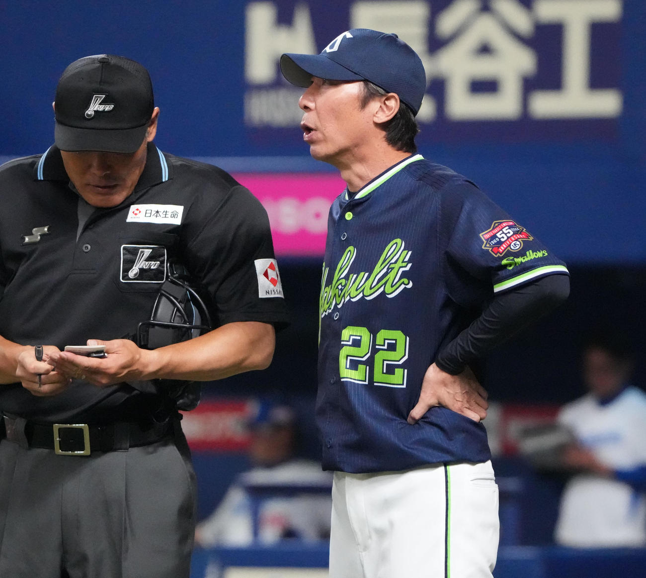 中日対ヤクルト　8回表終了、選手交代を告げる高津監督（右）（撮影・森本幸一）
