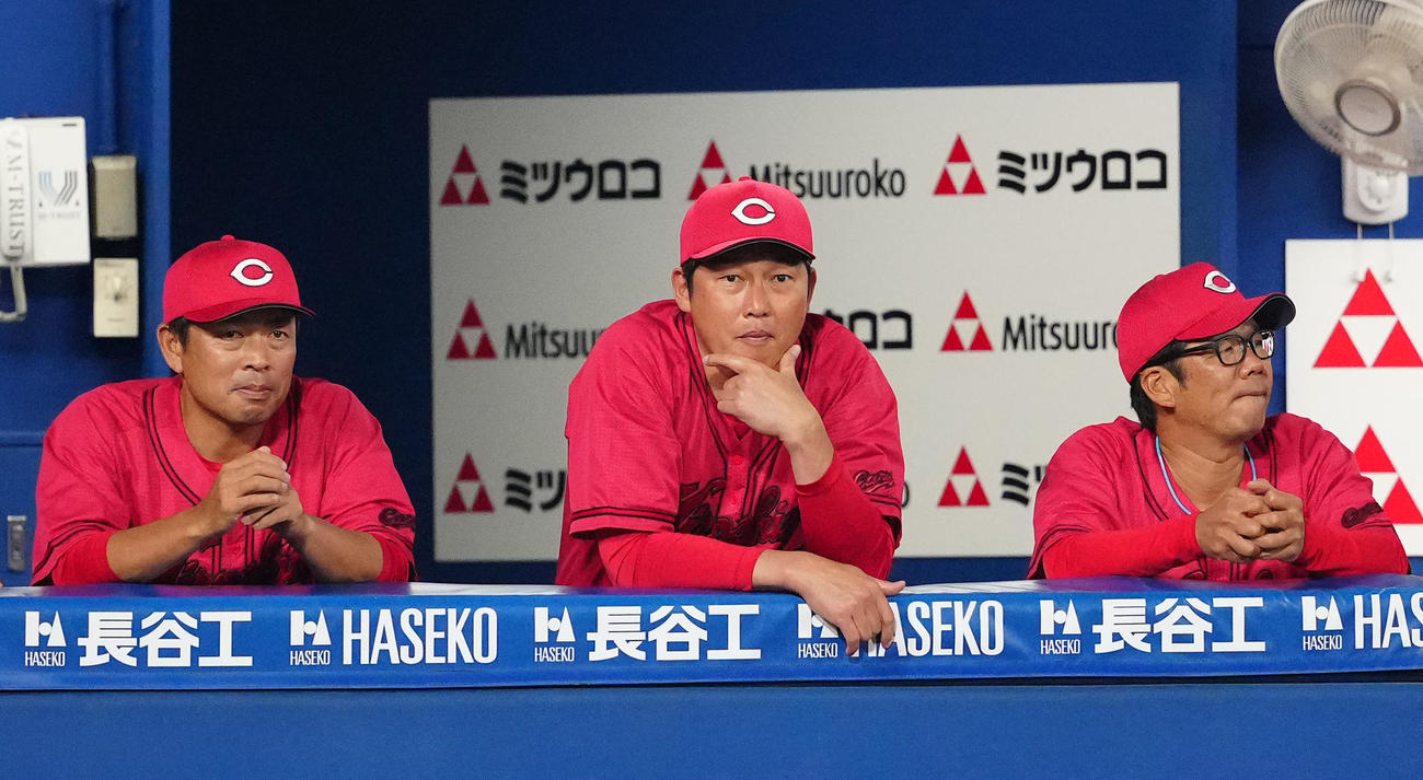 DeNA対広島　6回裏、ベンチから戦況を見つめる広島新井監督（中央）（撮影・江口和貴）