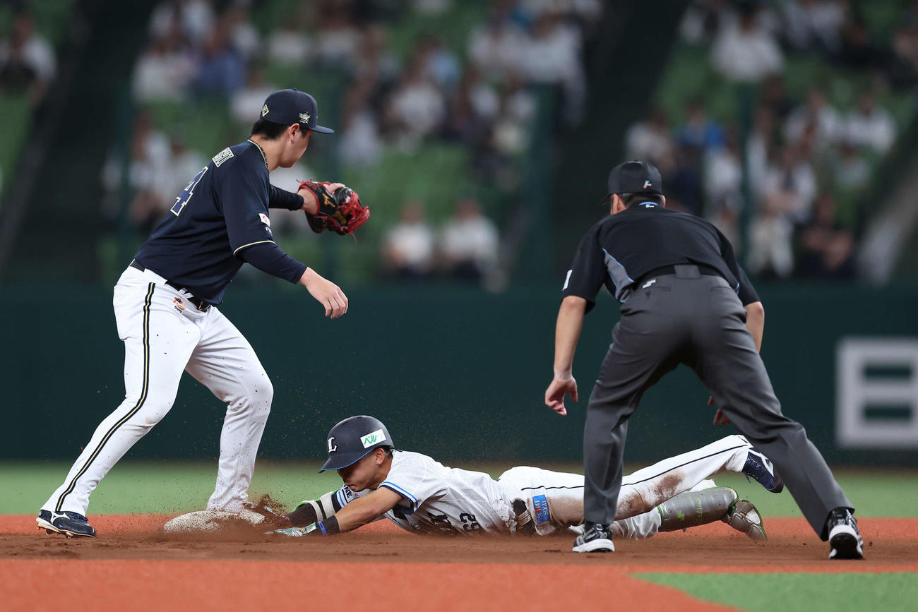 西武対オリックス　1回裏西武無死、二塁打を放ち出塁する滝沢（撮影・河田真司）