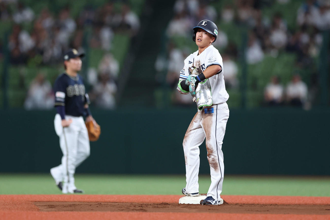 西武対オリックス　1回裏西武無死、二塁打を放ち出塁する滝沢（撮影・河田真司）