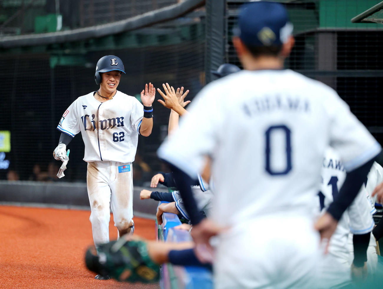 西武対オリックス　1回裏西武1死一、三、中村剛の中犠飛で生還し先制する滝沢（撮影・河田真司）