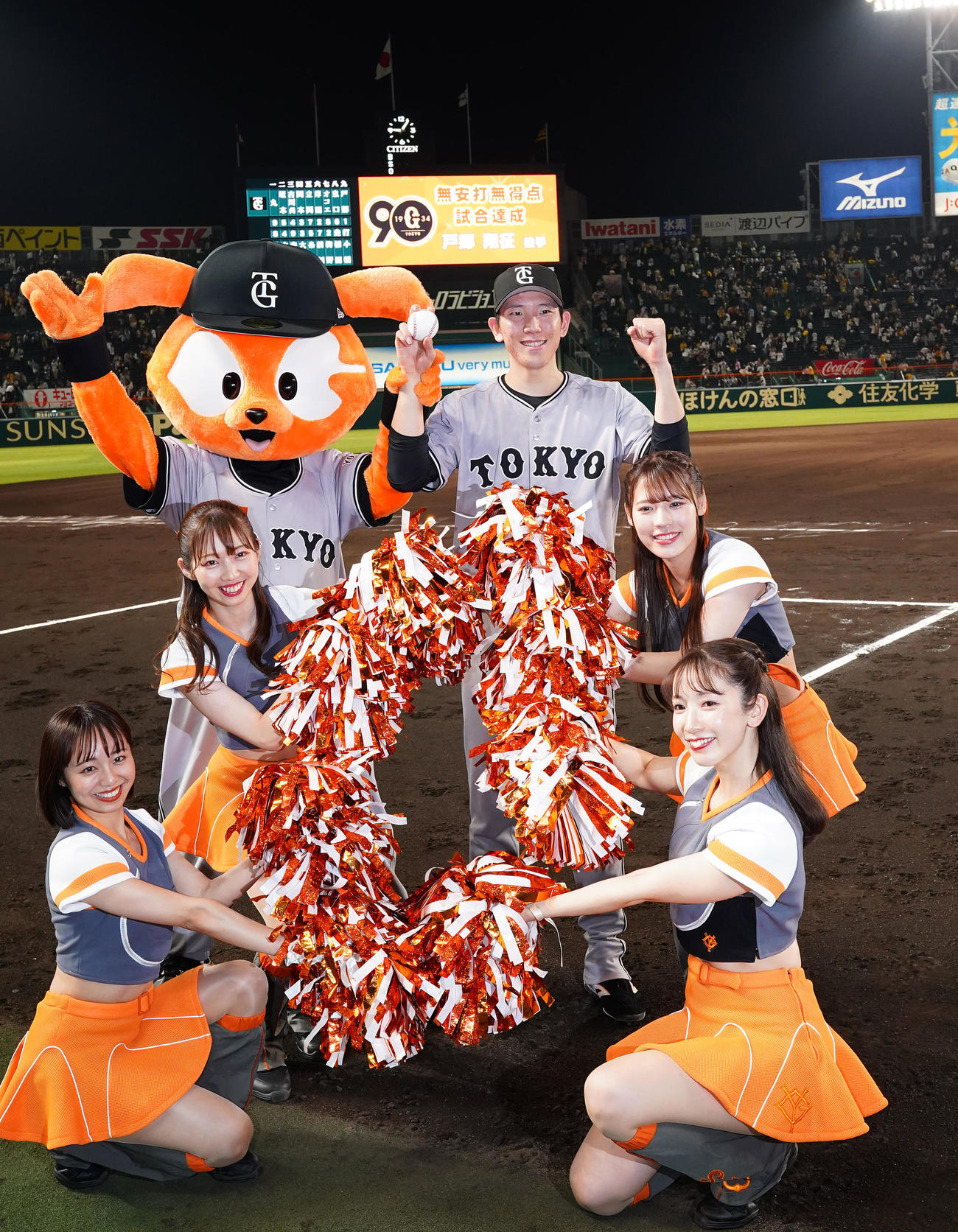 阪神対巨人　ノーヒットノーランを達成し、笑顔でポーズをとる巨人戸郷（後方右）（撮影・菅敏）