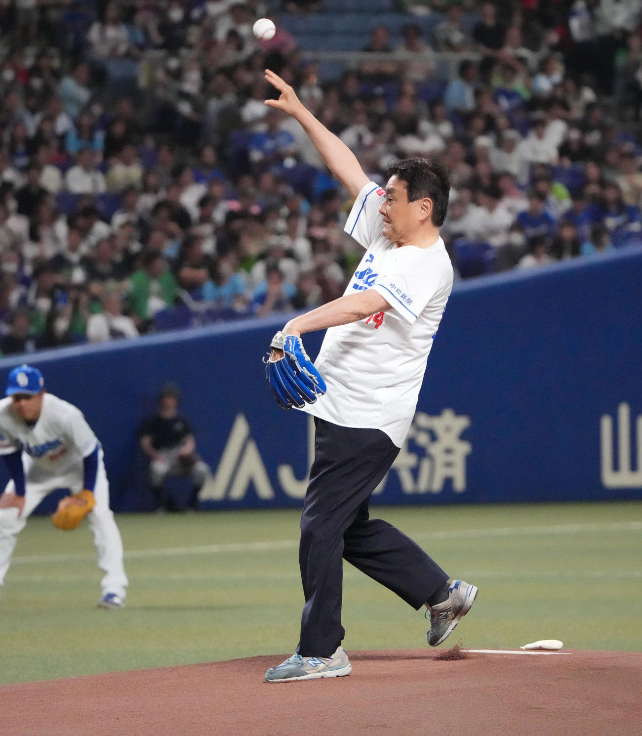 中日対ヤクルト　試合前、始球式を行う河村たかし名古屋市長（撮影・森本幸一）