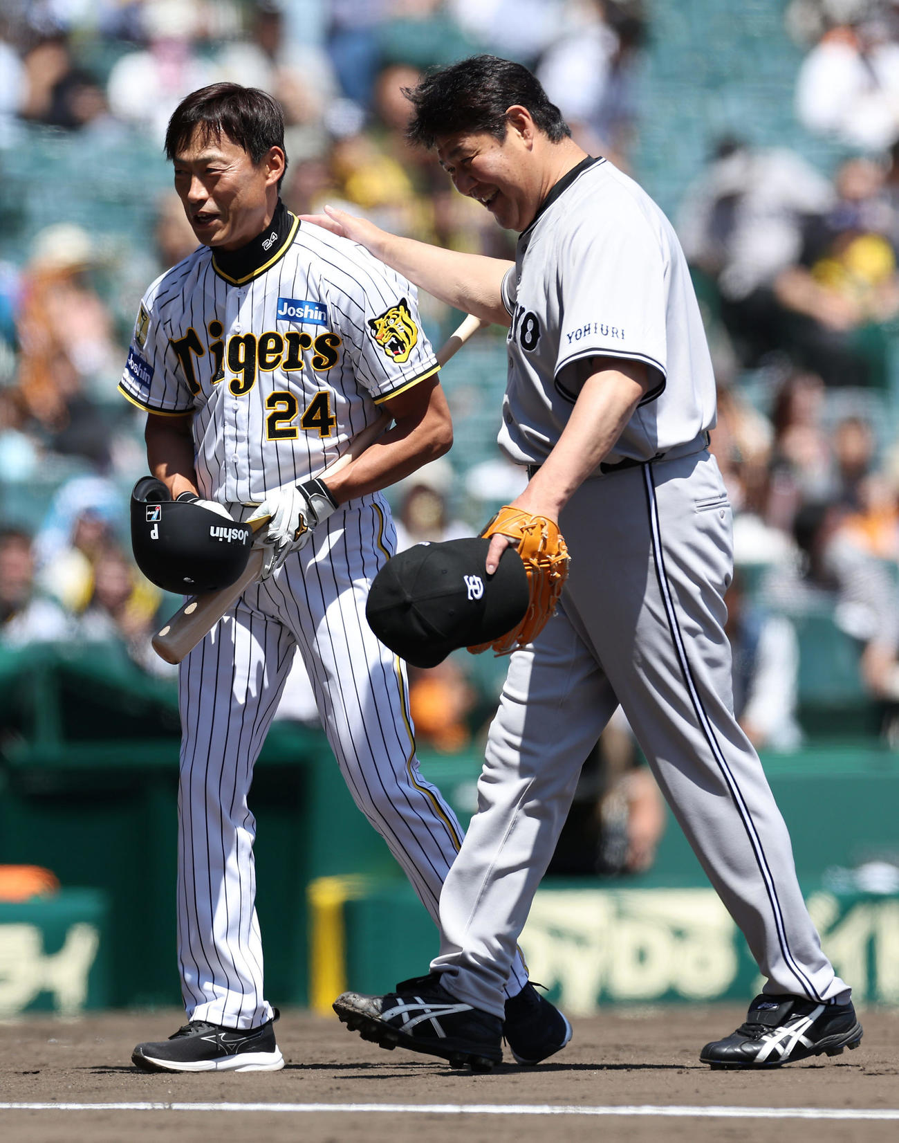 阪神対巨人　ファーストピッチセレモニーで対決した元阪神の桧山進次郎氏（左）と元巨人の斎藤雅樹氏（撮影・前田充）
