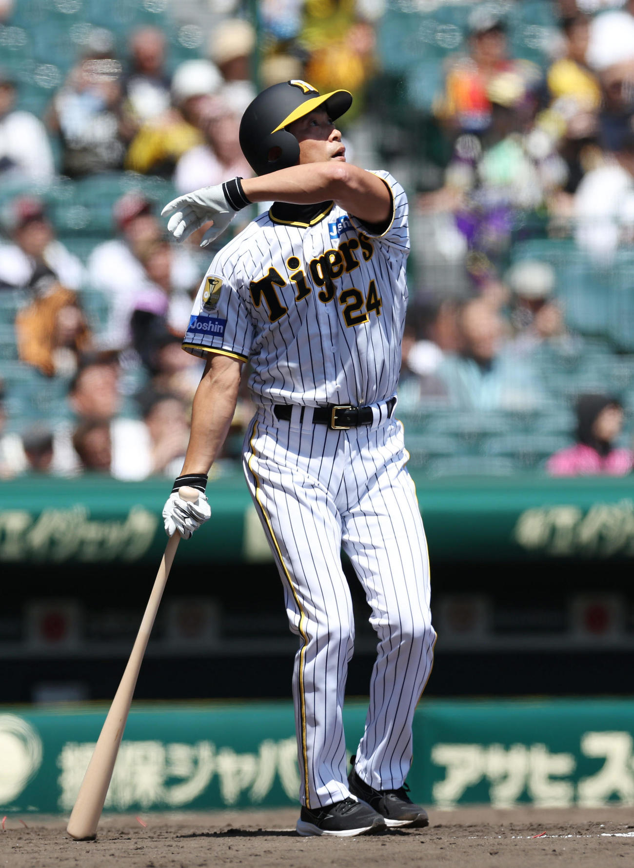 阪神対巨人　ファーストピッチセレモニーで元巨人の斎藤雅樹氏と対決し安打を放つ元阪神の桧山進次郎氏（撮影・前田充）