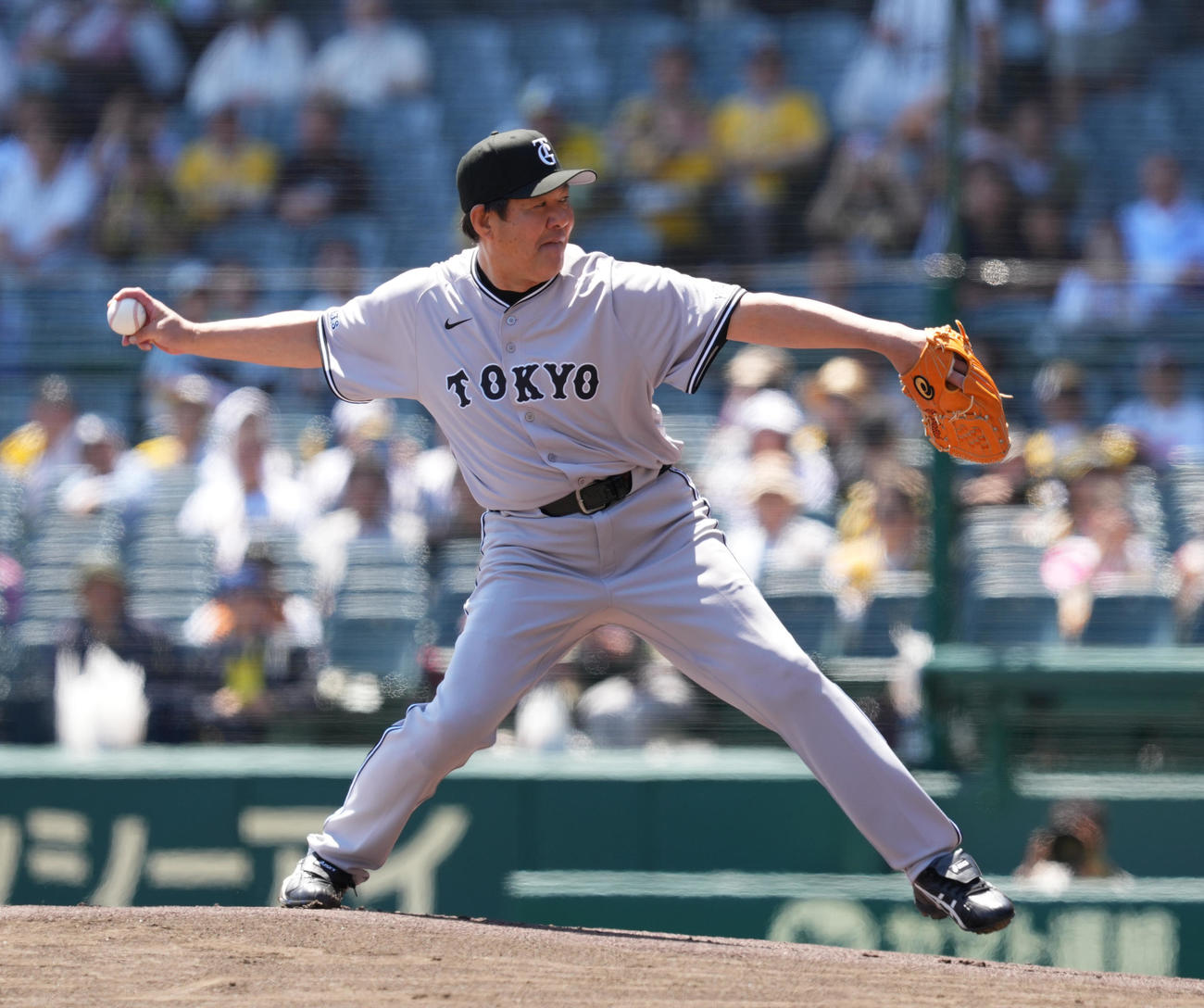 阪神対巨人　ファーストピッチセレモニーで元阪神桧山氏と対決する元巨人斎藤氏（撮影・菅敏）