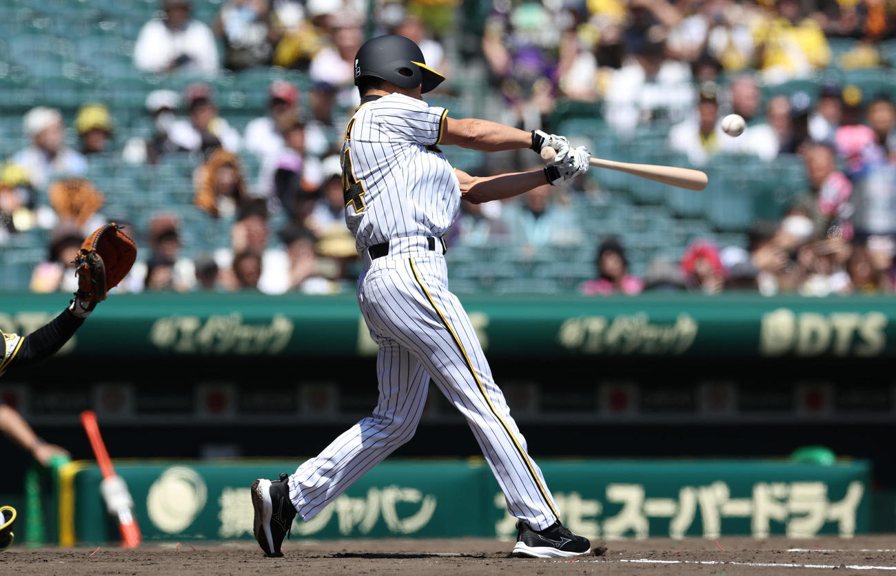 阪神対巨人　ファーストピッチセレモニーで元巨人の斎藤雅樹氏と対決し安打を放つ元阪神の桧山進次郎氏（撮影・前田充）