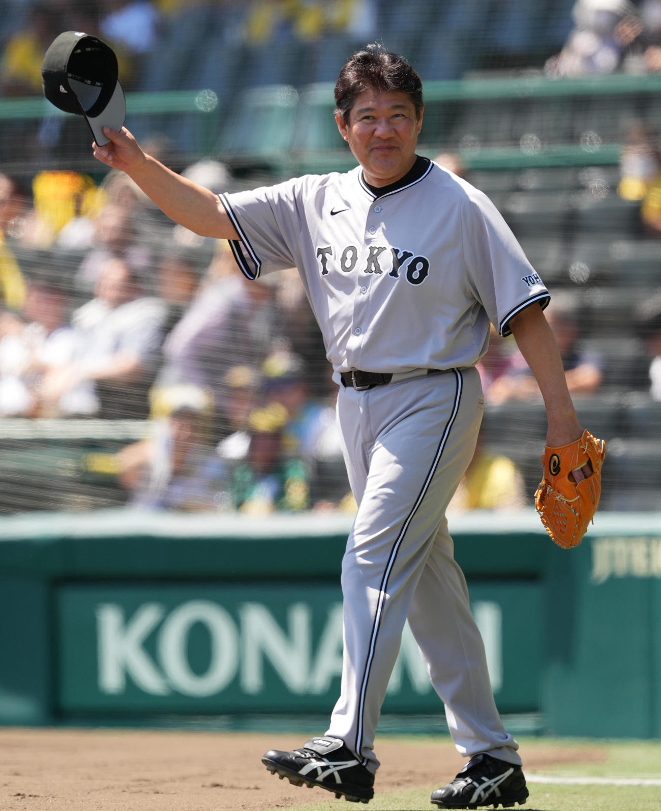 阪神対巨人　ファーストピッチセレモニーでフィールドに登場する元巨人斎藤氏（撮影・菅敏）