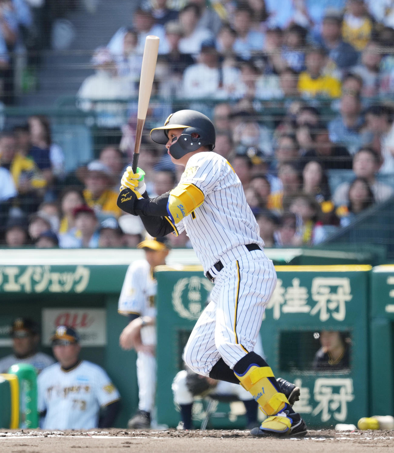 阪神対巨人　1回裏阪神2死、中前打を放つ森下（撮影・菅敏）
