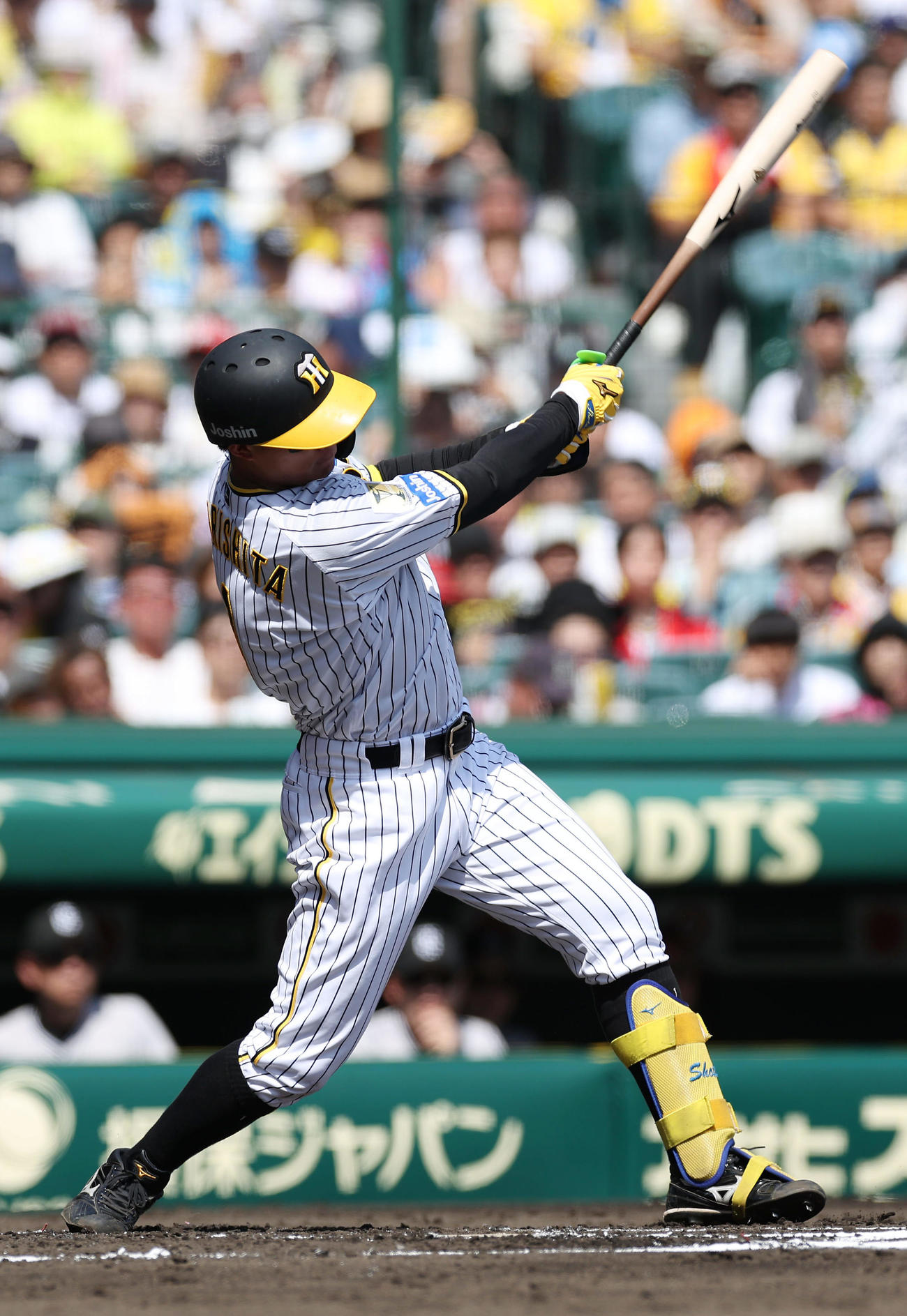 阪神対巨人　1回裏阪神2死、中前打を放つ森下（撮影・前田充）