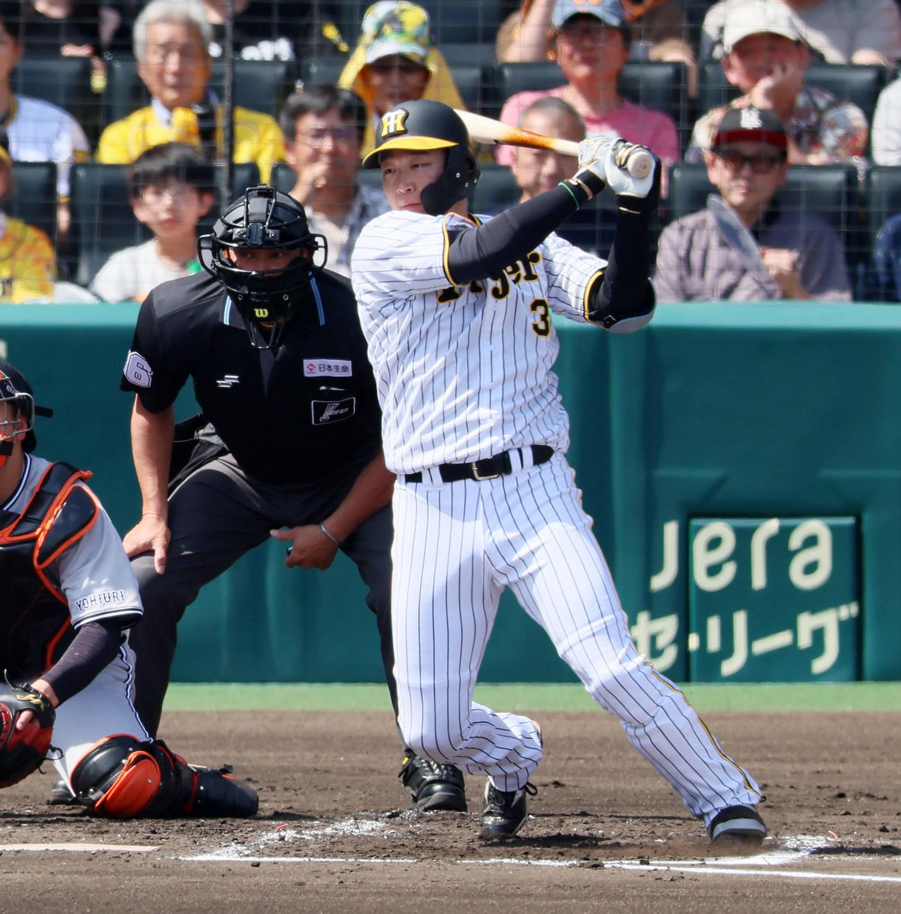 阪神対巨人　1回裏阪神2死一塁、大山は右前打を放つ（撮影・加藤哉）