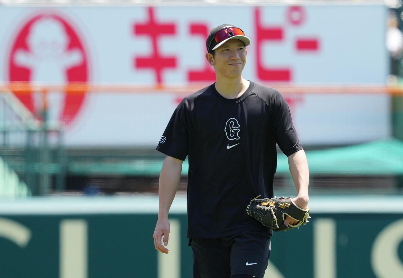阪神対巨人　ノーヒットノーラン達成から一夜明け、さわやかな表情で練習をする巨人戸郷（撮影・菅敏）