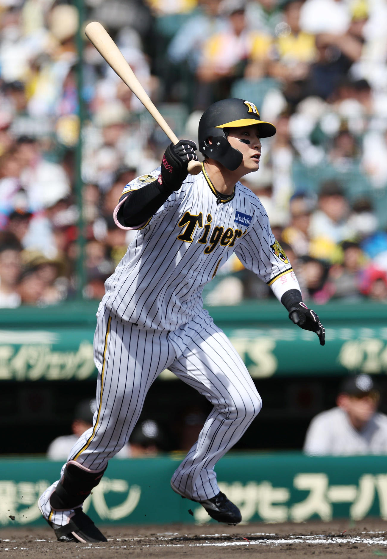 阪神対巨人　2回裏阪神1死二塁、右翼線へ先制適時二塁打を放つ木浪（撮影・前田充）