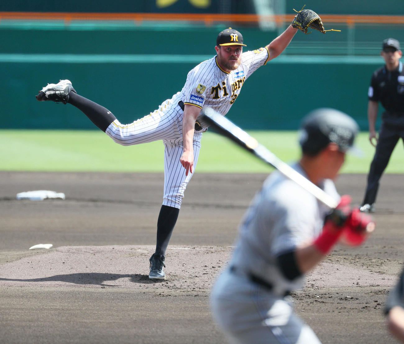 阪神対巨人　1回表巨人2死二塁、阪神先発のビーズリーは岡本和を見逃し三振に仕留める（撮影・宮崎幸一）