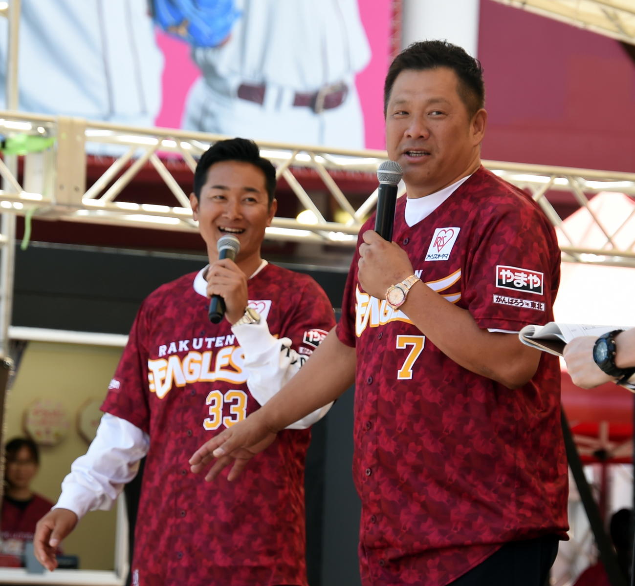 トークショーを行った楽天OBの山崎氏（右）と銀次アンバサダー