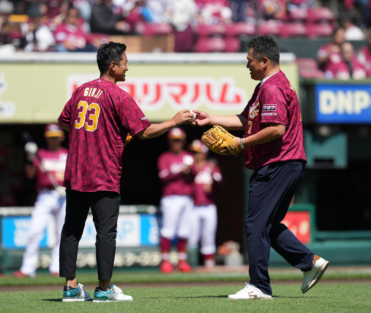 楽天対日本ハム　セレモニアルピッチに登場した山崎武司氏（右）と銀次氏（撮影・井上学）