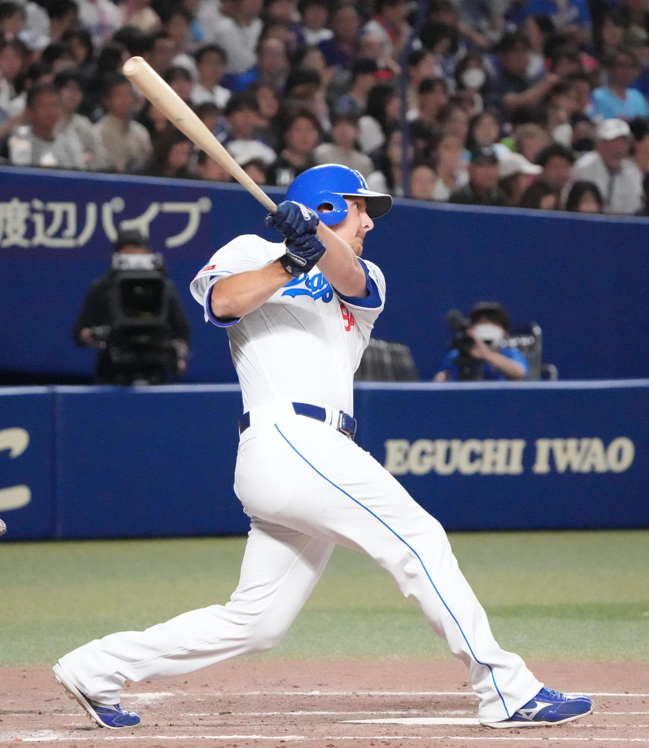 中日対ヤクルト　2回裏中日無死、右越え本塁打を放つディカーソン（撮影・森本幸一）