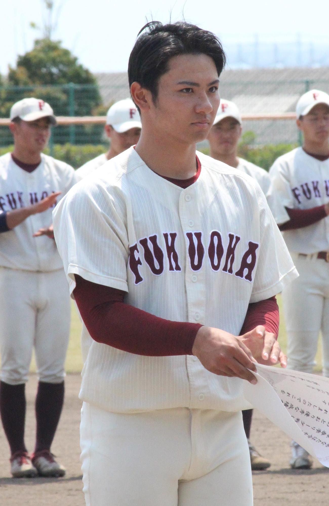MVP表彰を受ける福岡大・朝吹拓海投手（撮影・菊川光一）