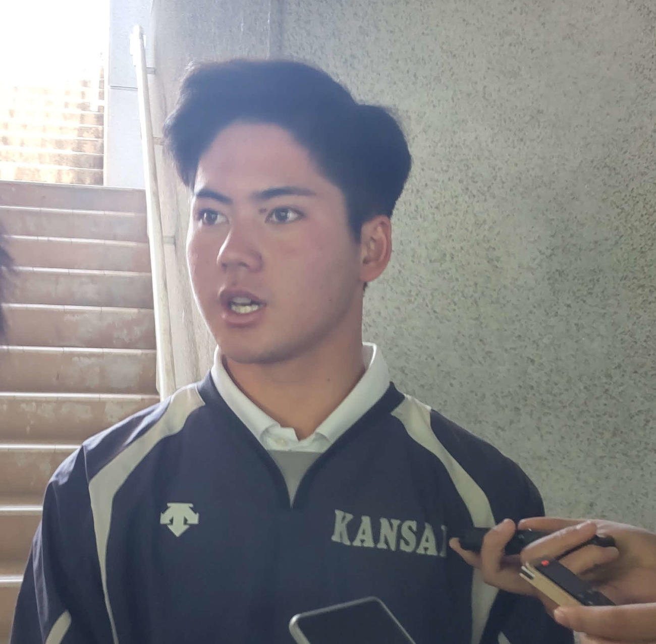 近大戦でベンチ入りメンバーから外れ、試合後に取材を受ける関大・金丸夢斗（撮影・塚本光）