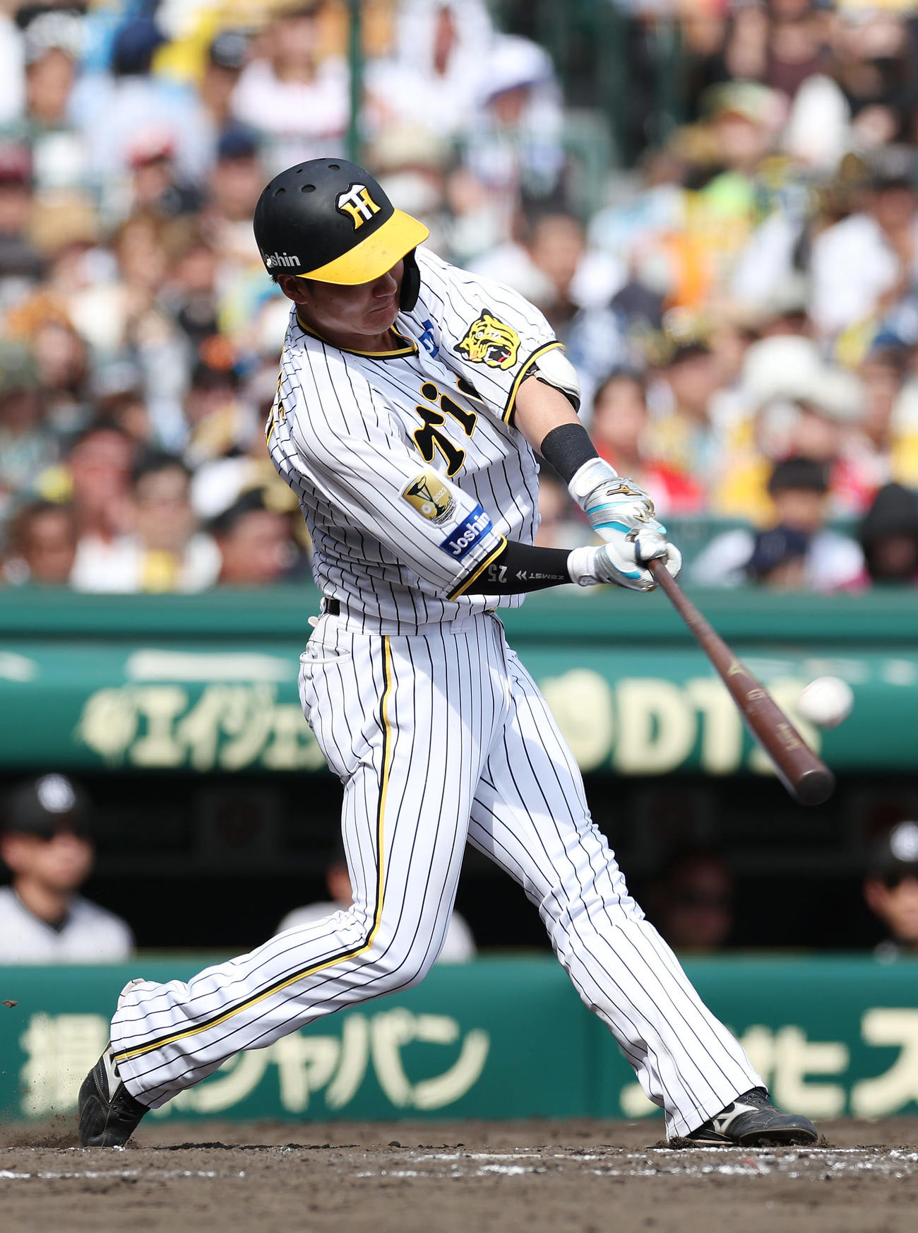 阪神対巨人　4回裏阪神無死、左越え本塁打を放つ渡辺（撮影・前田充）