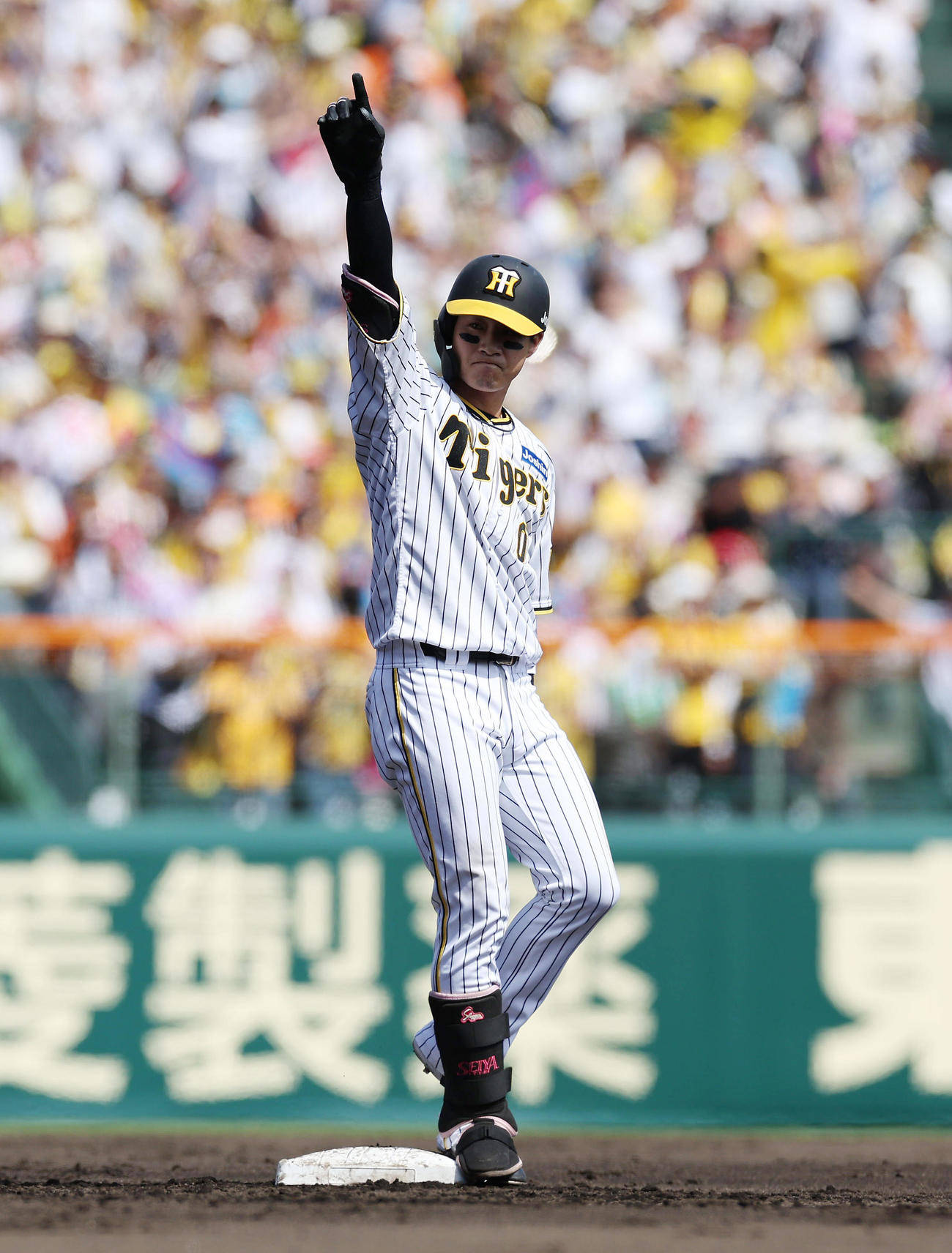 阪神対巨人　2回裏阪神1死二塁、右翼線へ先制適時二塁打を放ち、ベンチを指さす木浪（撮影・前田充）