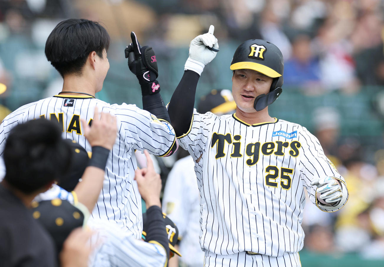 阪神対巨人　4回裏阪神無死、左越え本塁打を放ちナインに迎えられる渡辺（右）（撮影・前田充）