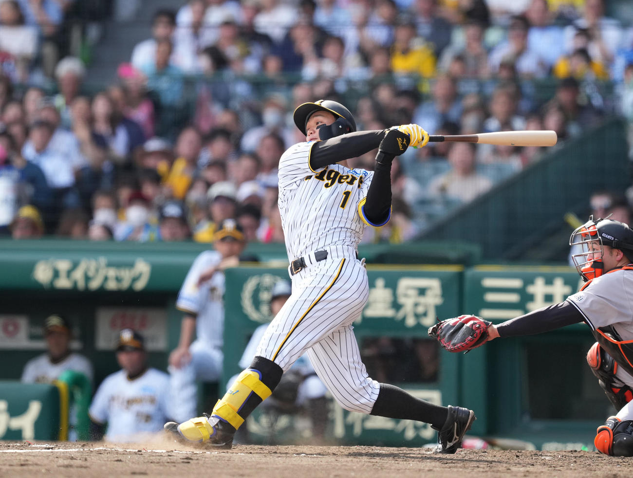 阪神対巨人　5回裏阪神2死二塁、中適時打を放つ森下（撮影・菅敏）