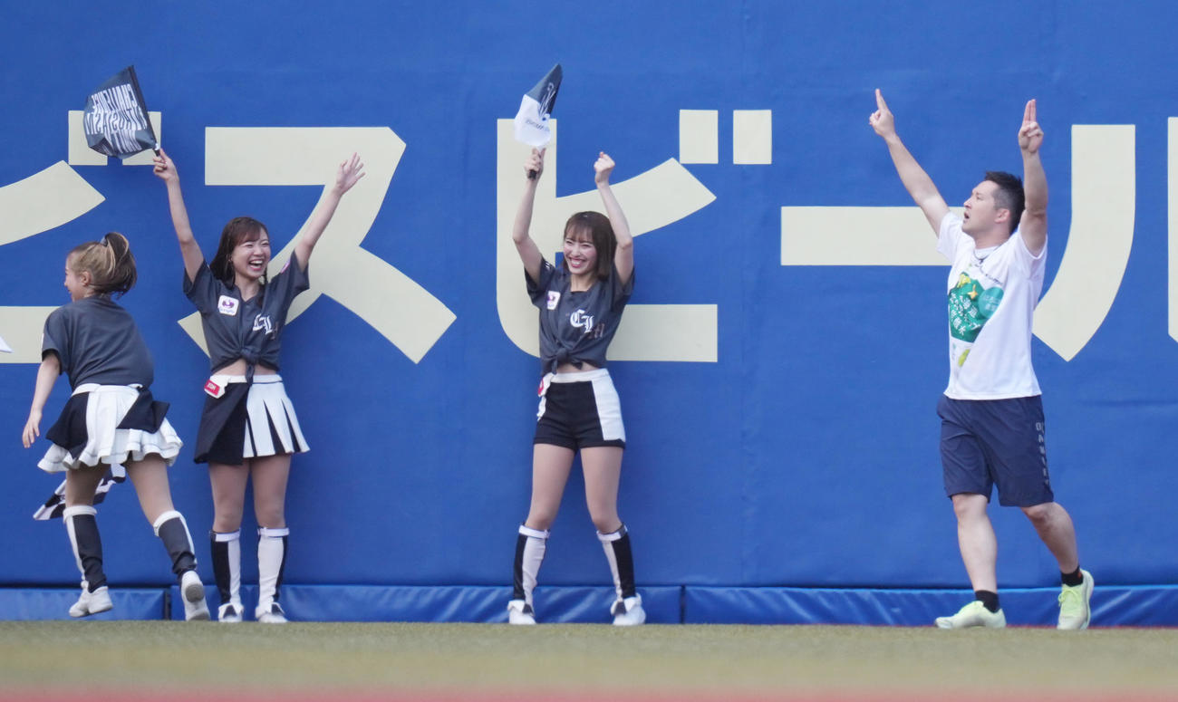 ロッテ対ソフトバンク　出場予定だったファンの欠場により急きょ出場したダッシュマンレースでゴールし、両手を突き上げる杉谷拳士氏（右）（撮影・鈴木みどり）