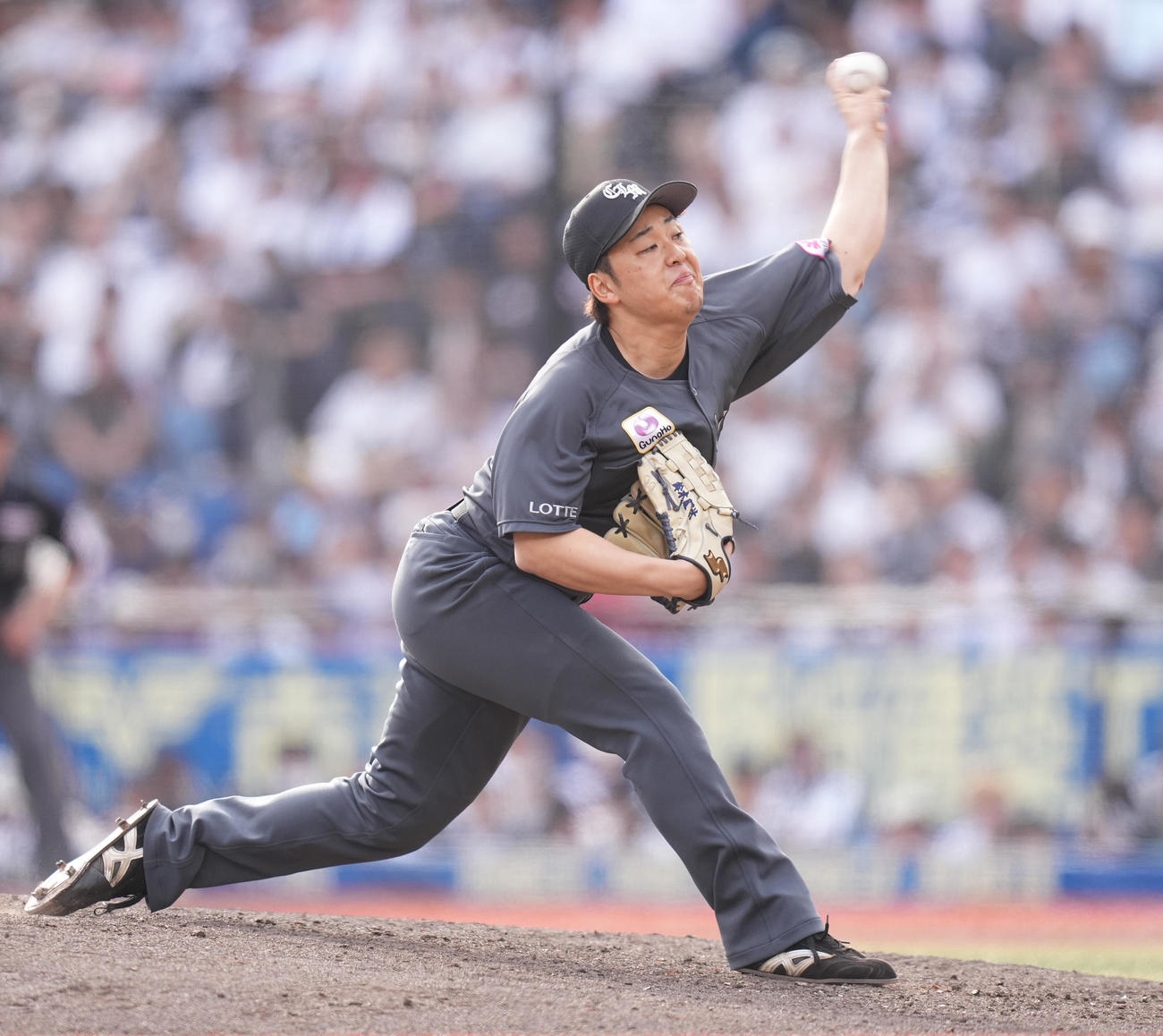ロッテ対ソフトバンク　9回表から2番手で登板したロッテ鈴木（撮影・鈴木みどり）