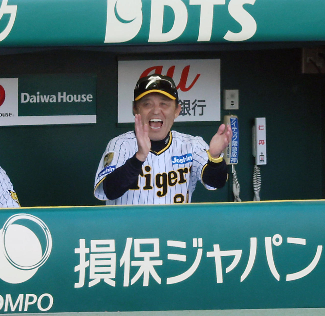 阪神対巨人　6回表巨人1死、岡田監督は坂本の一塁判定にリクエストしビデオ検証の結果「アウト」の判定となりベンチで笑顔の笑顔を見せ拍手する（撮影・加藤哉）