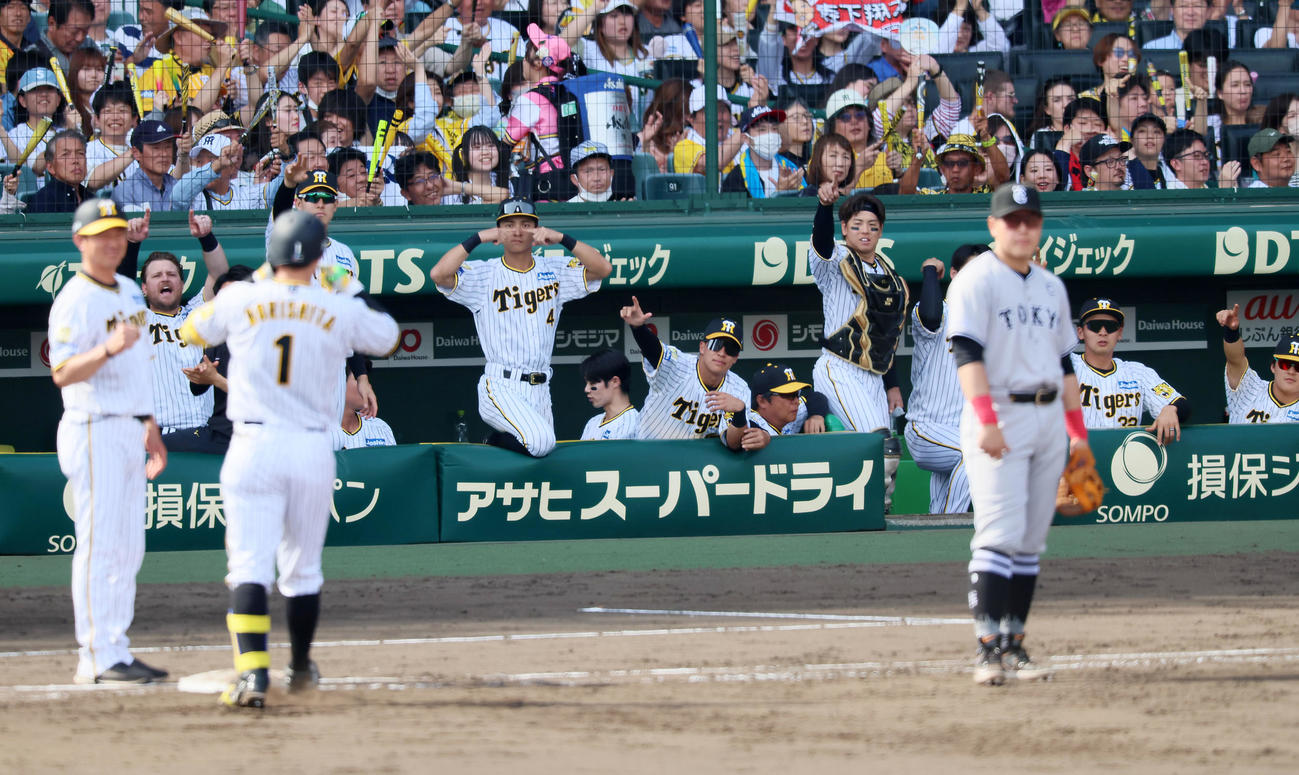 阪神対巨人　5回裏阪神2死二塁、森下の中適時打に笑顔を見せるベンチのナイン（撮影・加藤哉）