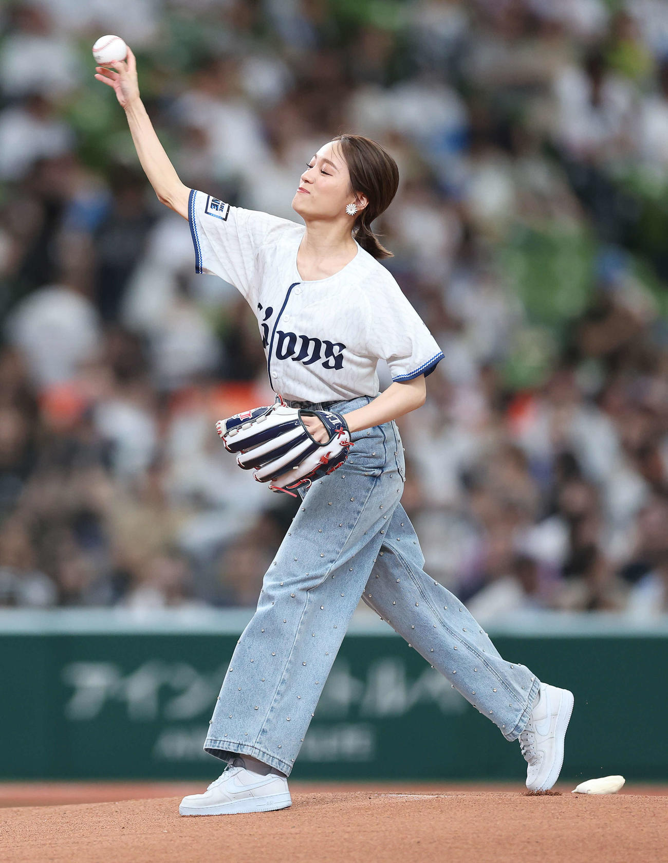 西武対オリックス　セレモニアルピッチを務めるシンガーソングライターのchay（撮影・河田真司）