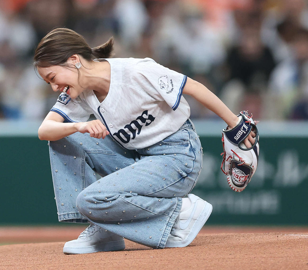西武対オリックス　セレモニアルピッチを務めるシンガーソングライターのchay（撮影・河田真司）