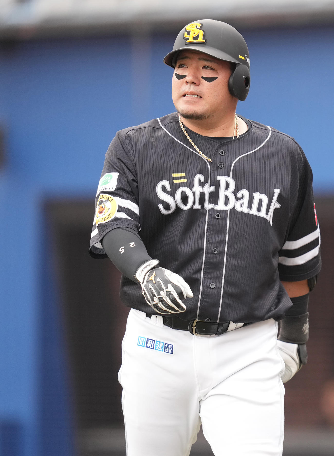 ロッテ対ソフトバンク　7回表ソフトバンク1死、二邪飛に倒れ、浮かない表情の山川（撮影・鈴木みどり）