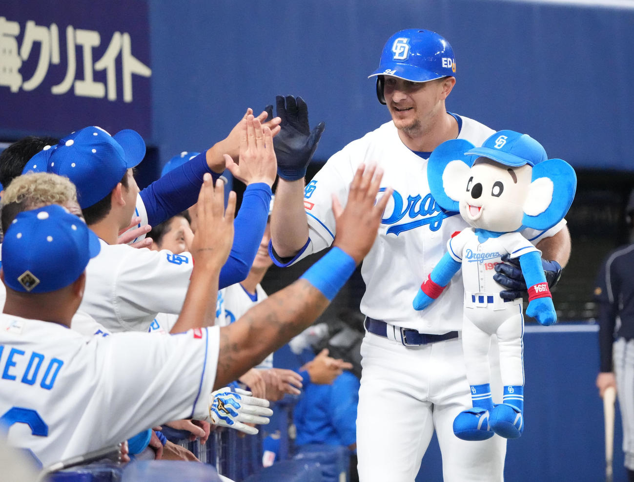 中日対ヤクルト　2回裏中日無死、右越え本塁打を放ちナインとタッチを交わすディカーソン（右）（撮影・森本幸一）